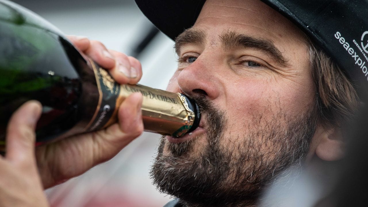 Weltumsegler Boris Herrmann gönnte sich nach seiner Ankunft in Les Sables d'Olonne einen Schluck Champagner. Weltumsegler Boris Herrmann gönnte sich nach seiner Ankunft in Les Sables d'Olonne einen Schluck Champagner.