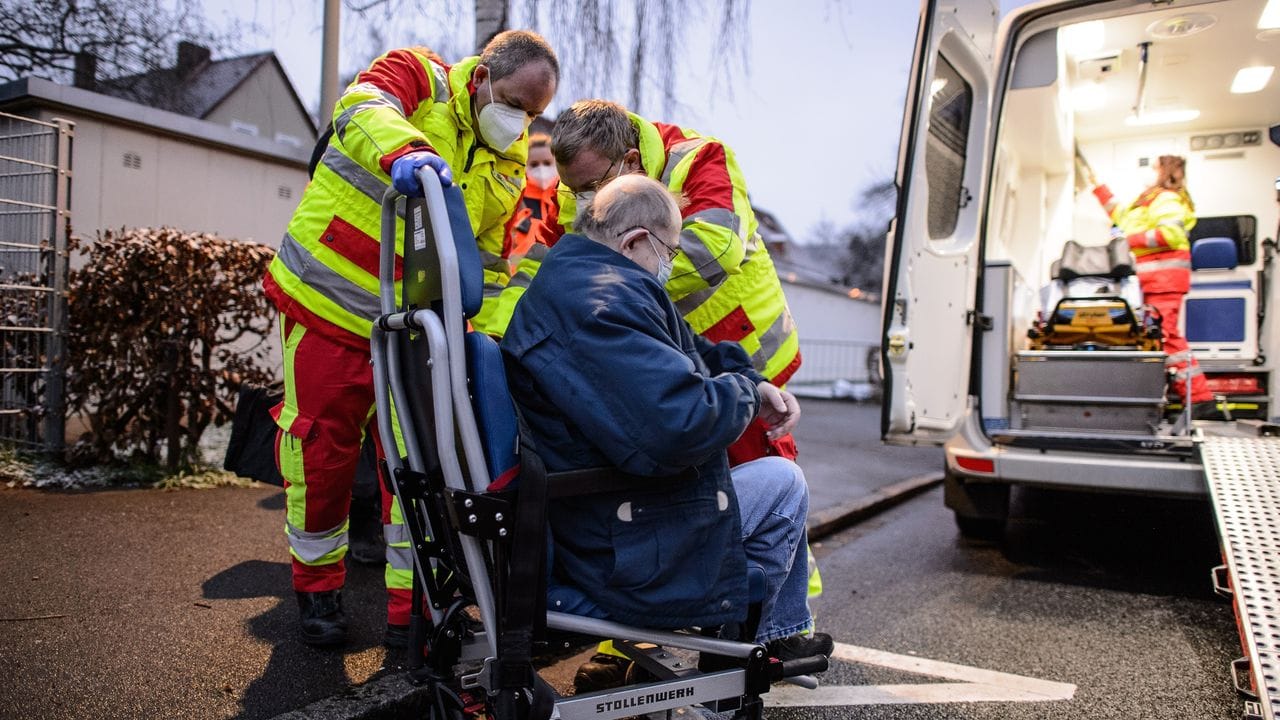 Einsatzkräfte evakuieren einen Bewohner in Göttingen. Einsatzkräfte evakuieren einen Bewohner in Göttingen.