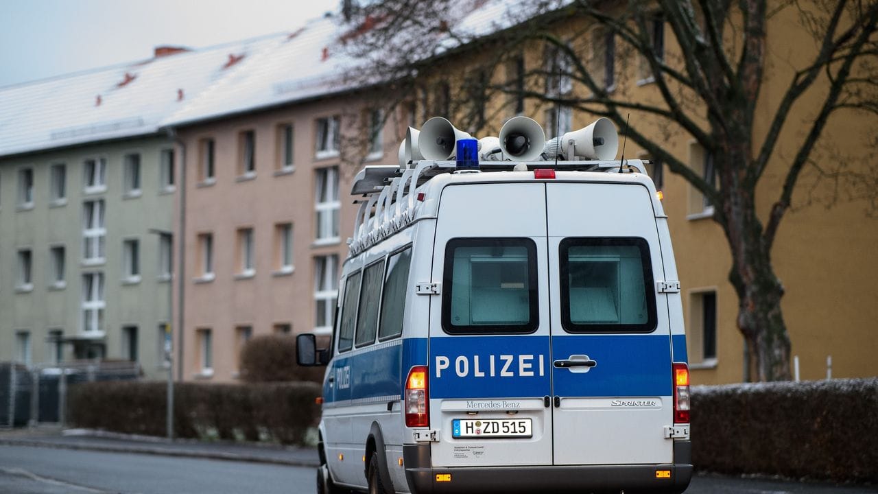 Ein Lautsprecherwagen der Polizei fährt durch das Evakuierungsgebiet. Ein Lautsprecherwagen der Polizei fährt durch das Evakuierungsgebiet.