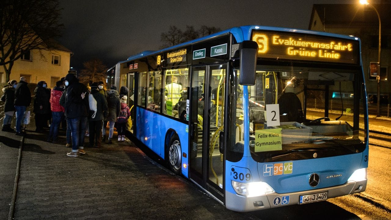 Anwohner steigen in einen Evakuierungsbus der Göttinger Verkehrsbetriebe. Anwohner steigen in einen Evakuierungsbus der Göttinger Verkehrsbetriebe.