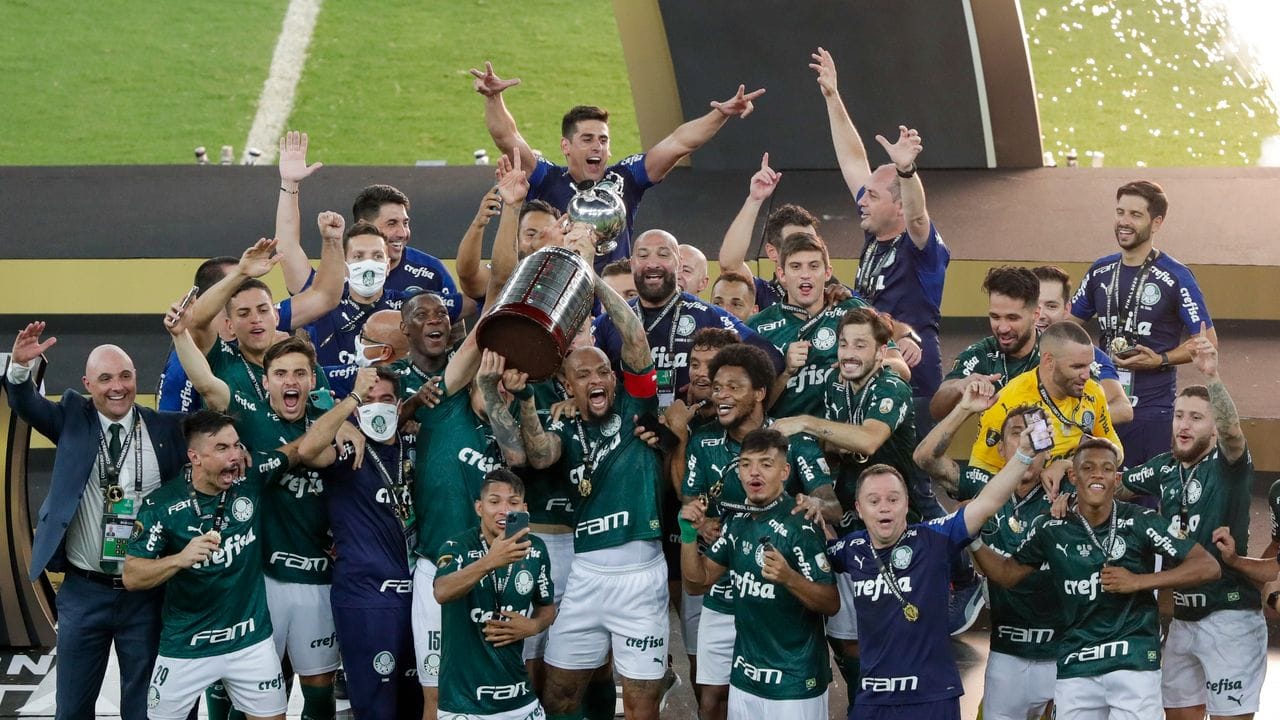 Spieler von Palmeiras Sao Paulo jubeln mit ihrem Pokal.