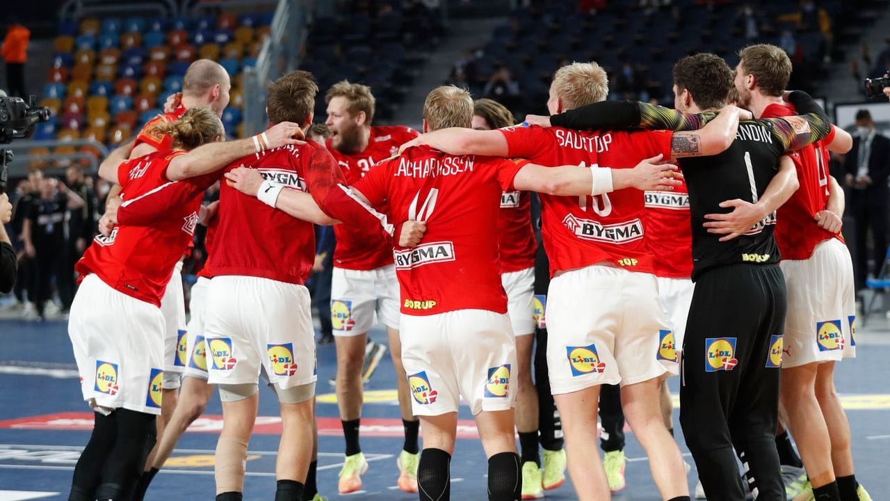 Dänemarks Spieler feiern zusammen die WM-Titelverteidigung.