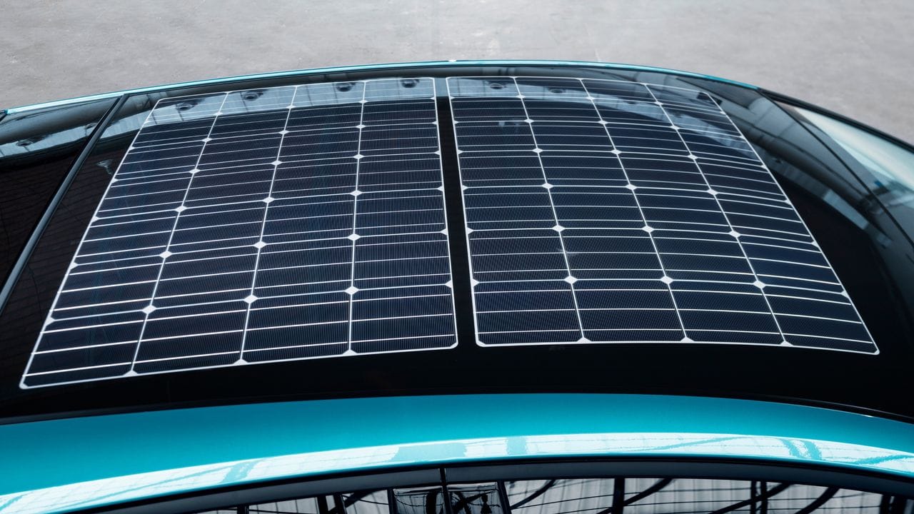 Solarzellen auf dem Dach eines Toyotas.