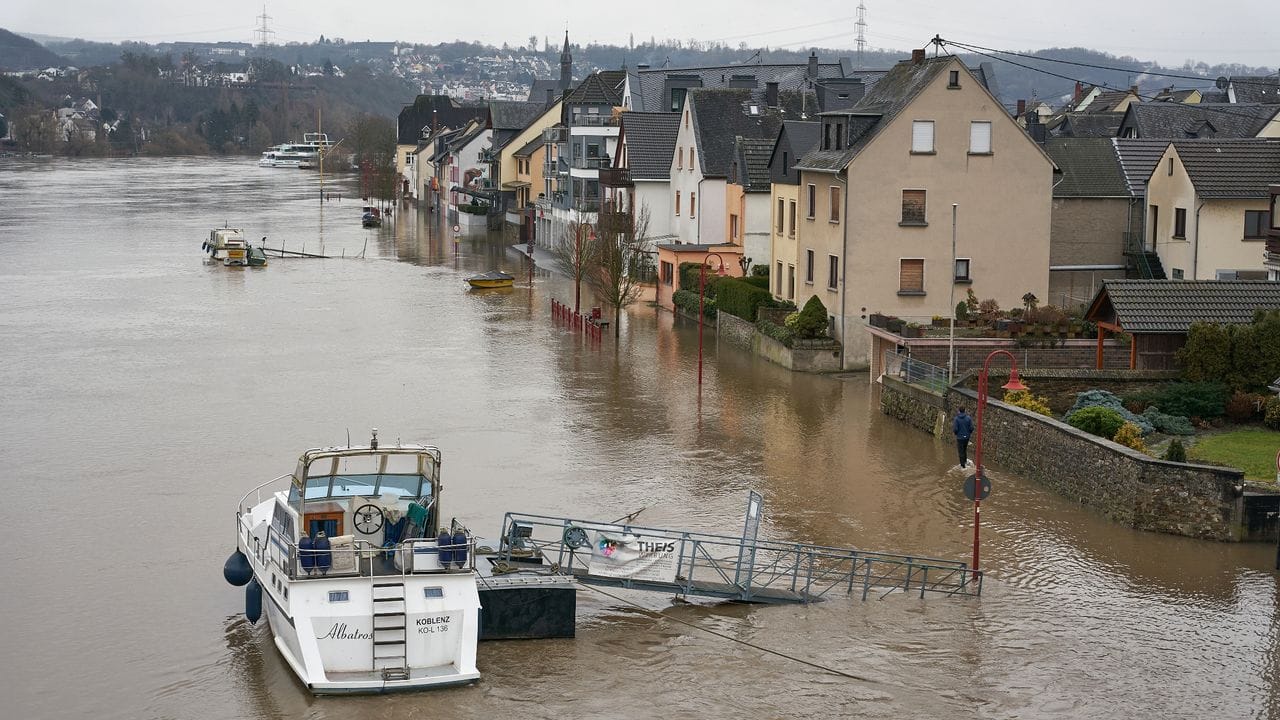 Das Rheinufer bei Niederwerth ist vom Hochwasser überflutet.
