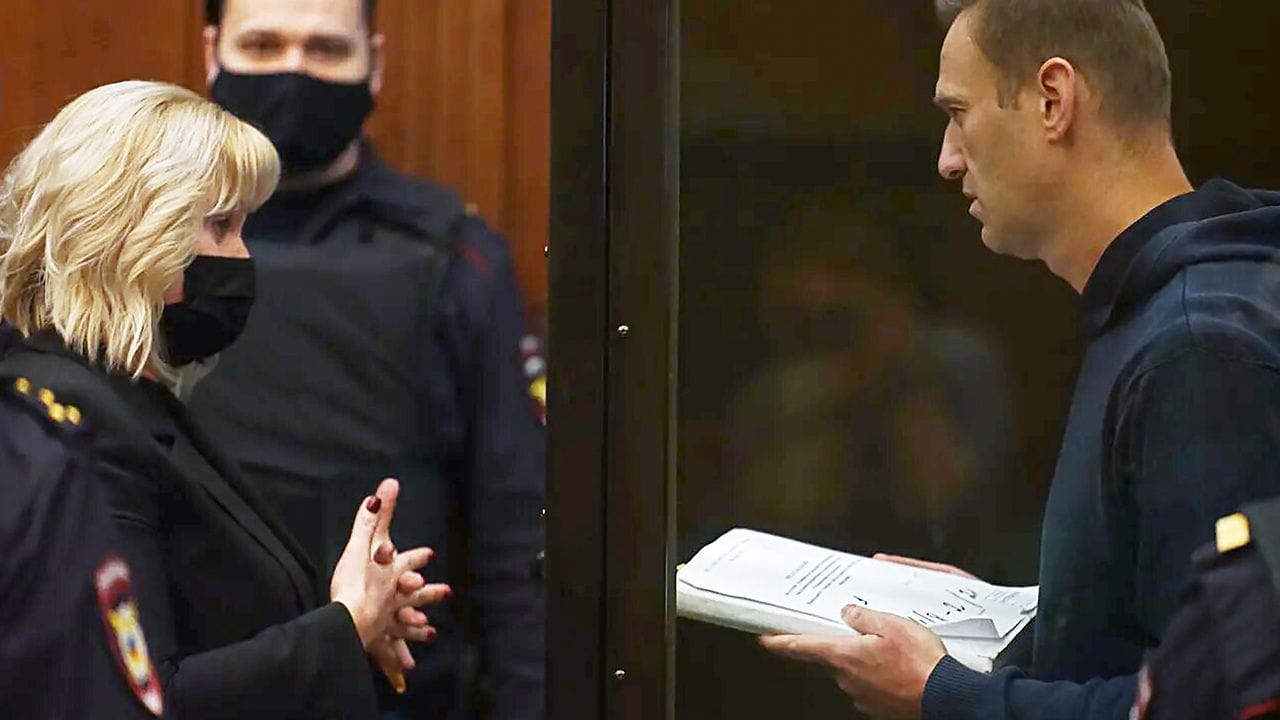 Alexej Nawalny und seine Anwältin Olga Michailowa im Moskauer Stadtgericht.