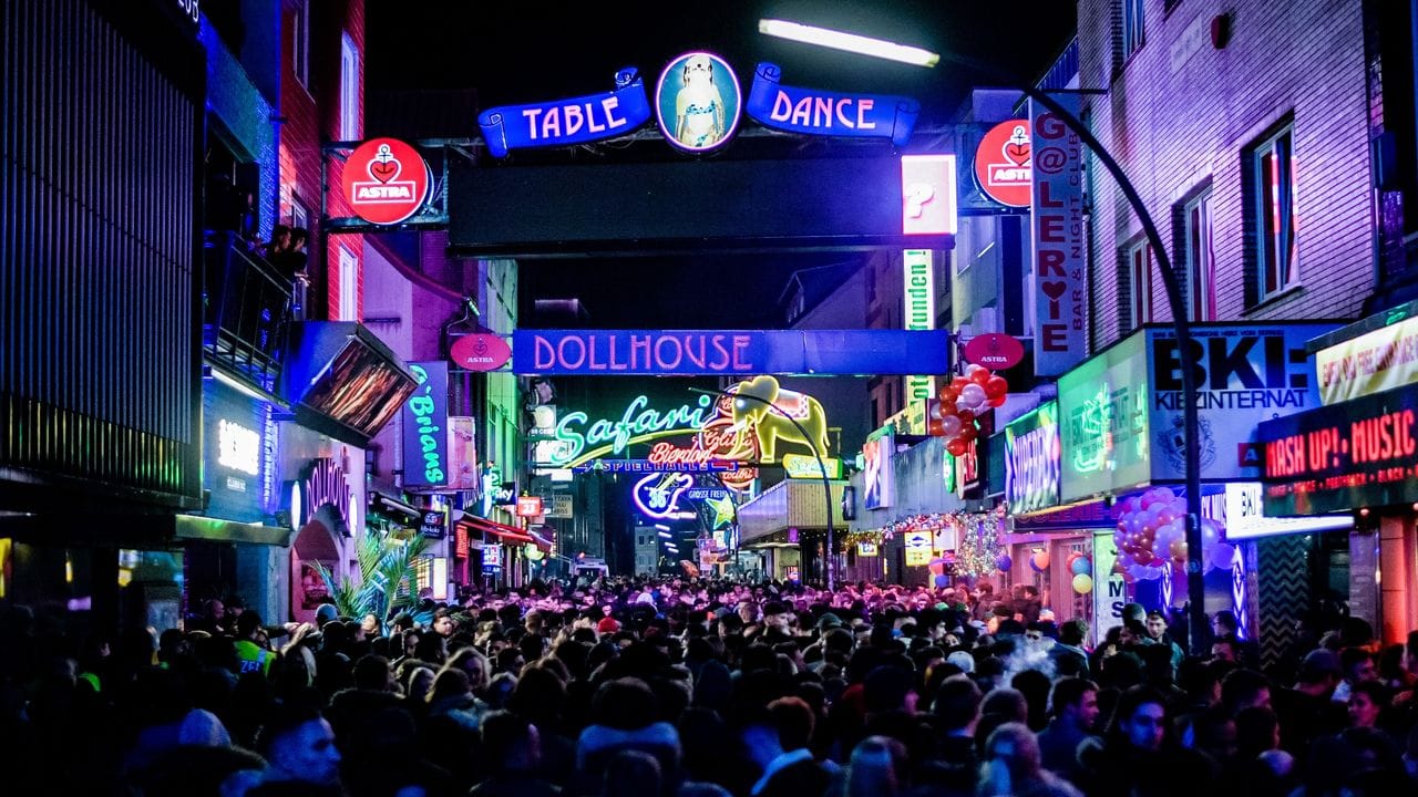 Das Rotlichtmilieu auf der Hamburger Reeperbahn soll im Mittelpunkt einer neuen Amazon-Serie stehen. Das Rotlichtmilieu auf der Hamburger Reeperbahn soll im Mittelpunkt einer neuen Amazon-Serie stehen.