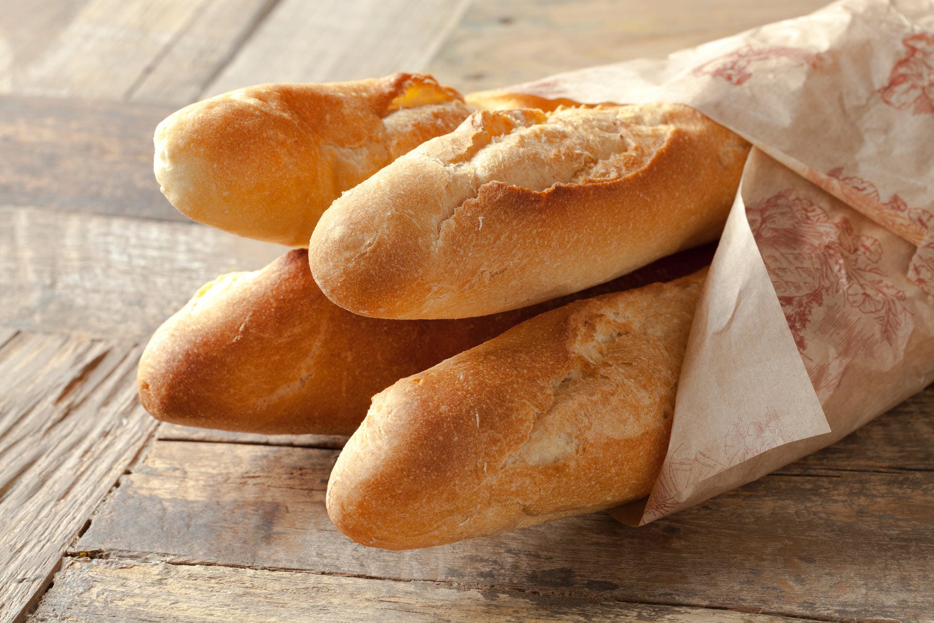 Eine bekannte Brotsorte aus Frankreich ist das Baguette. Bei der traditionellen Variante handelt es sich um Weißbrot, das nicht aus dem Tiefkühler stammt.