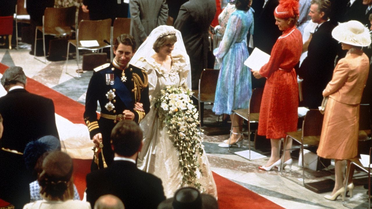 Prinz Charles und Prinzessin Diana verlassen nach der Trauungszeremonie die St. Prinz Charles und Prinzessin Diana verlassen nach der Trauungszeremonie die St.