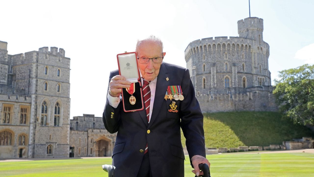 Sir Tom Moore zeigt seine Medaille, nachdem die Queen ihn auf Schloss Windsor zum Ritter geschlagen hat.
