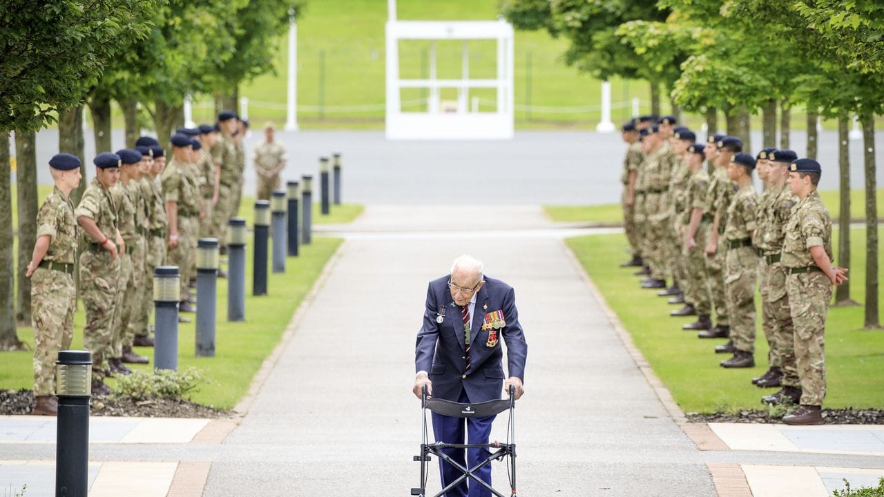 Als Ehrenoberst schreitet Tom Moore im Army Foundation College in Harrogate, North Yorkshire eine Ehrengarde ab.