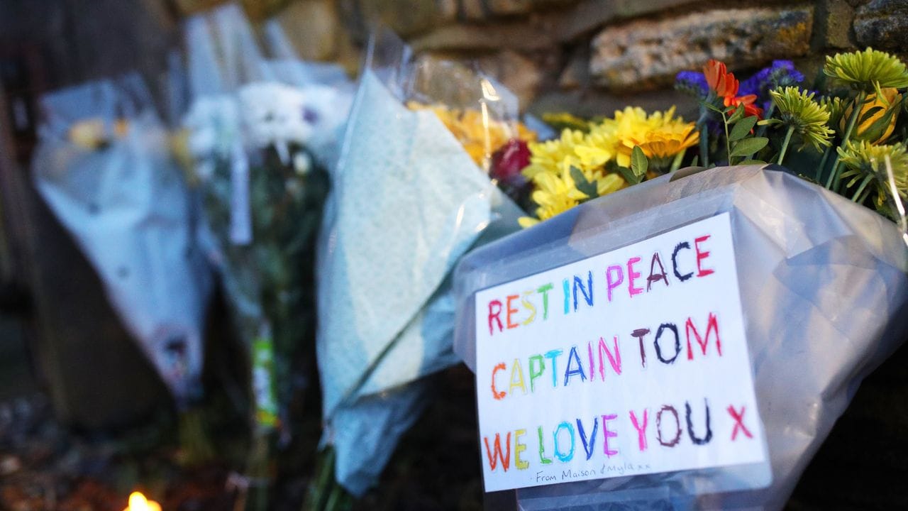 Blumen vor dem Haus von Tom Moore: "Rest in Peace, Captain Tom - We love you" (Ruhe in Frieden, Captain Tom - Wir lieben dich).