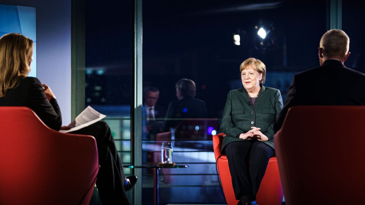 Bundeskanzlerin Angela Merkel spricht in der ARD-Sendung "Farbe bekennen" mit den ARD-Journalisten Tina Hassel (l) und Rainald Becker über die Corona-Situation. Bundeskanzlerin Angela Merkel spricht in der ARD-Sendung "Farbe bekennen" mit den ARD-Journalisten Tina Hassel (l) und Rainald Becker über die Corona-Situation.