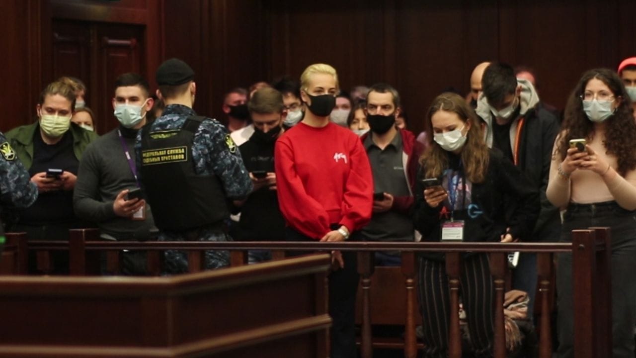 Nawalnys Ehefrau Julia Nawalnaja verfolgt den Prozess gegen ihren Mann.