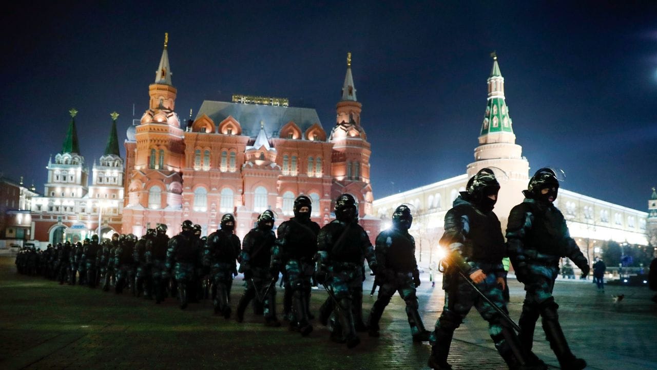 Mitglieder der russischen Nationalgarde versammeln sich nach dem Urteil auf dem Roten Platz, um eine Protestkundgebung zu verhindern.