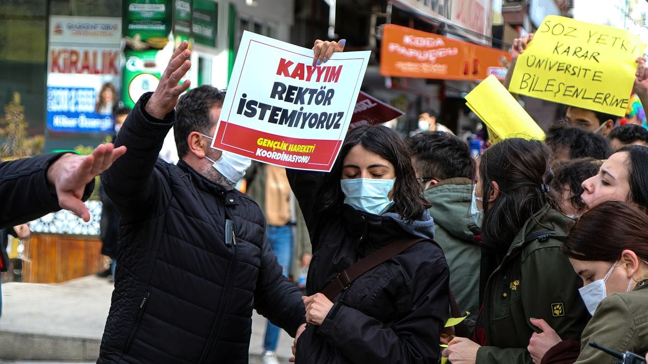 Demonstranten protestieren in Ankara, während sie vom Polizisten bedrängt werden.