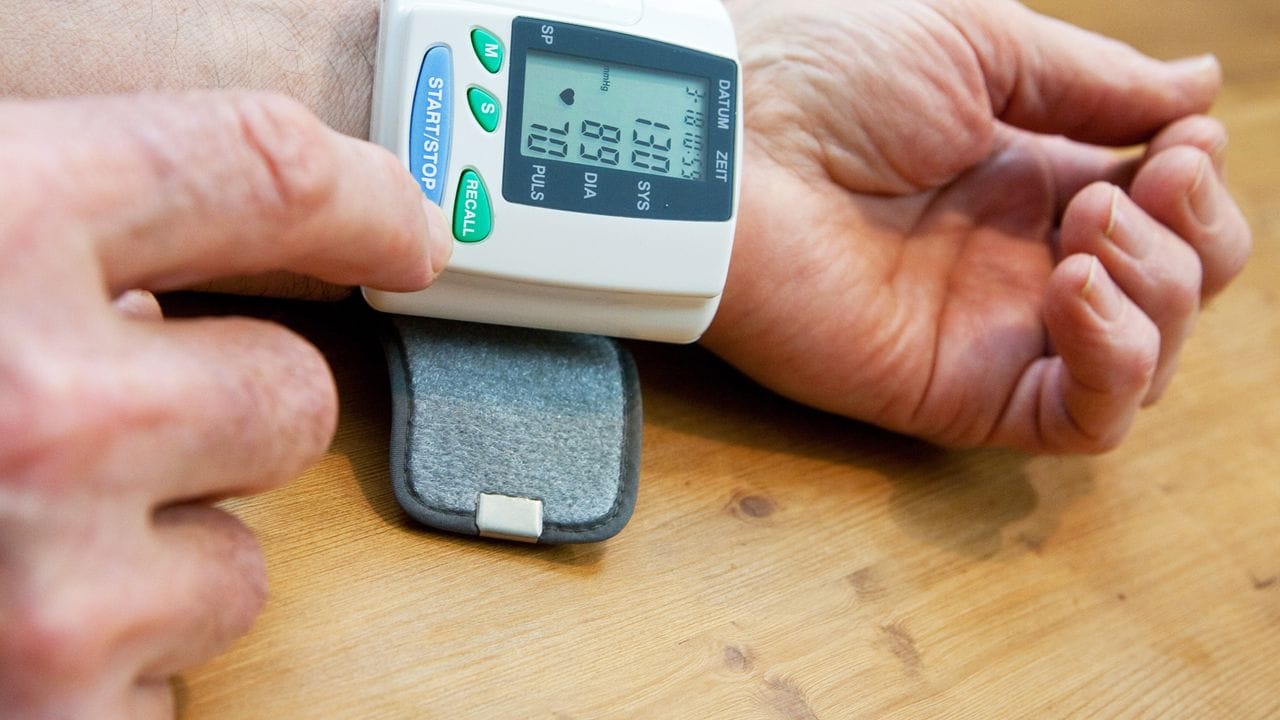 Mit Geräten fürs Handgelenk lässt sich der Blutdruck daheim messen.