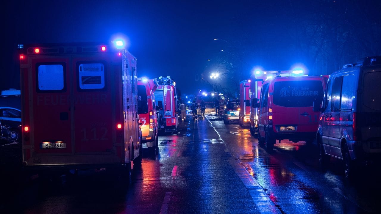 Dutzende Einsatzfahrzeuge von Polizei und Feuerwehr stehen am Unfallort. Dutzende Einsatzfahrzeuge von Polizei und Feuerwehr stehen am Unfallort.