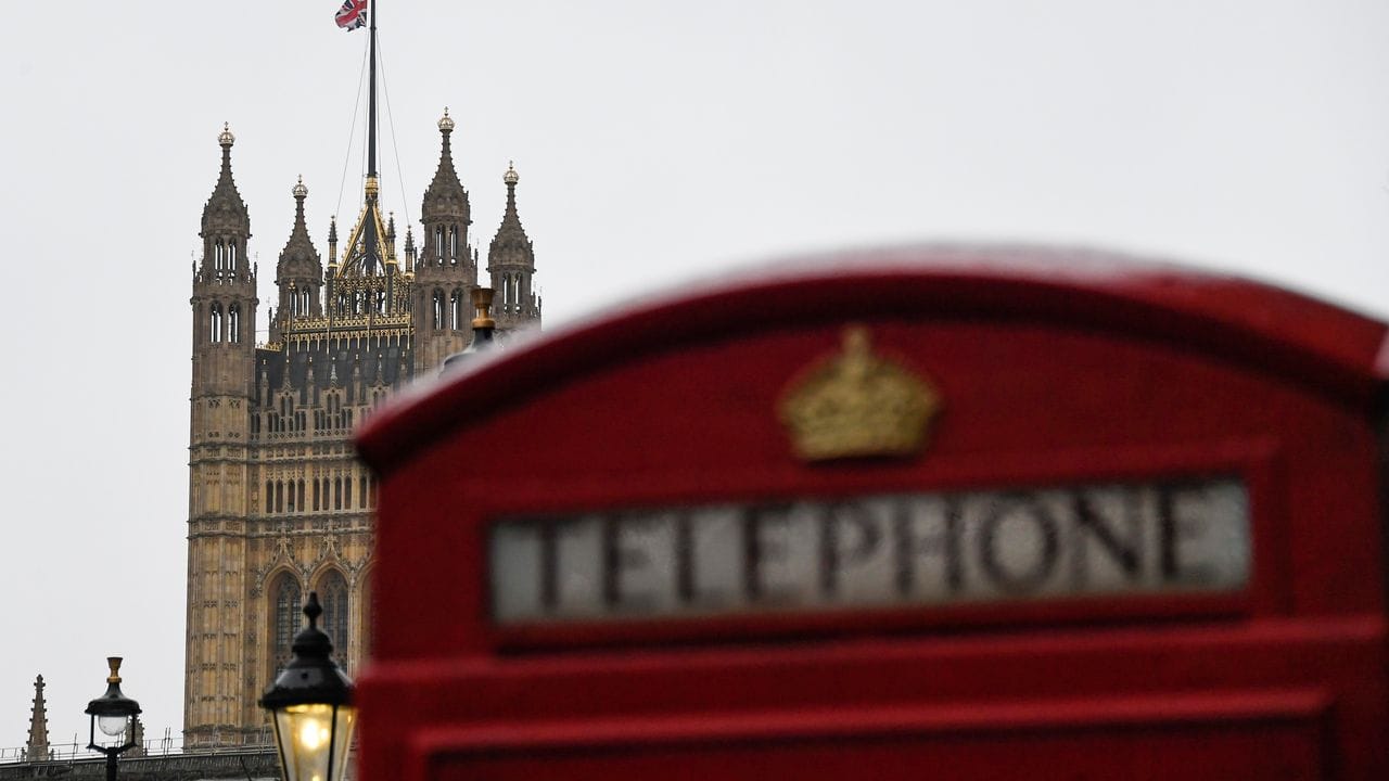 In Gedenken an Captain Tom: Die britische Flagge weht auf halbmast auf dem Victoria Tower. In Gedenken an Captain Tom: Die britische Flagge weht auf halbmast auf dem Victoria Tower.