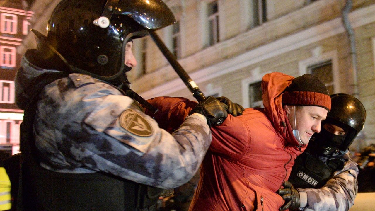 Polizisten nehmen einen Anhänger Nawalnys auf dem Roten Platz fest.