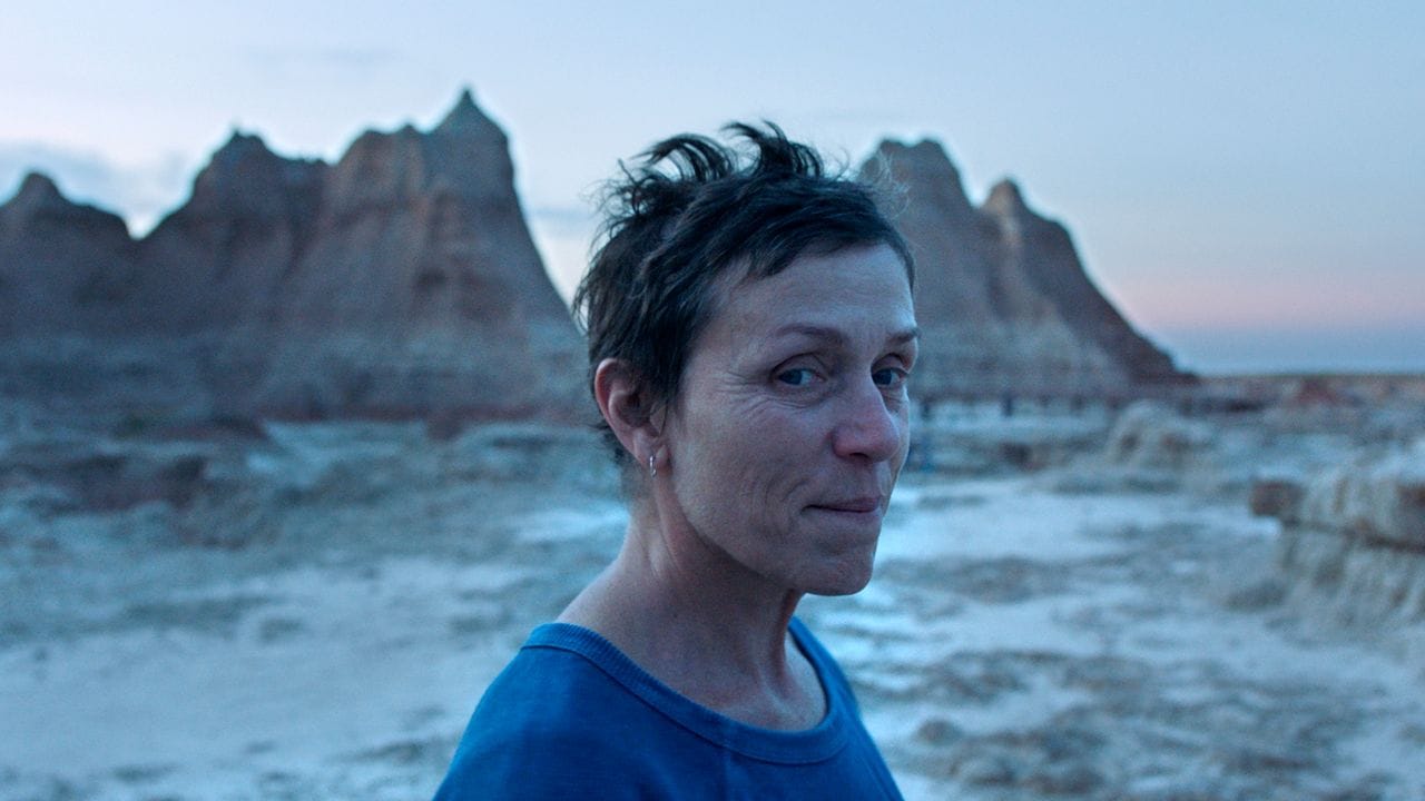 In "Nomadland" spielt Frances McDormand eine Frau, die nach dem wirtschaftlichen Zusammenbruch ihre Habseligkeiten in ein Auto packt und als Nomadin durch die USA fährt. In "Nomadland" spielt Frances McDormand eine Frau, die nach dem wirtschaftlichen Zusammenbruch ihre Habseligkeiten in ein Auto packt und als Nomadin durch die USA fährt.