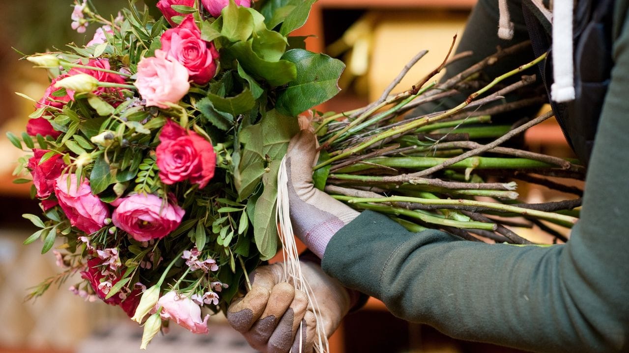 Auch dort, wo Blumengeschäfte geschlossen bleiben müssen, bieten viele Floristinnen und Floristen ihre Sträuße in Kombination mit einem Abhol- und/oder Lieferservice an.
