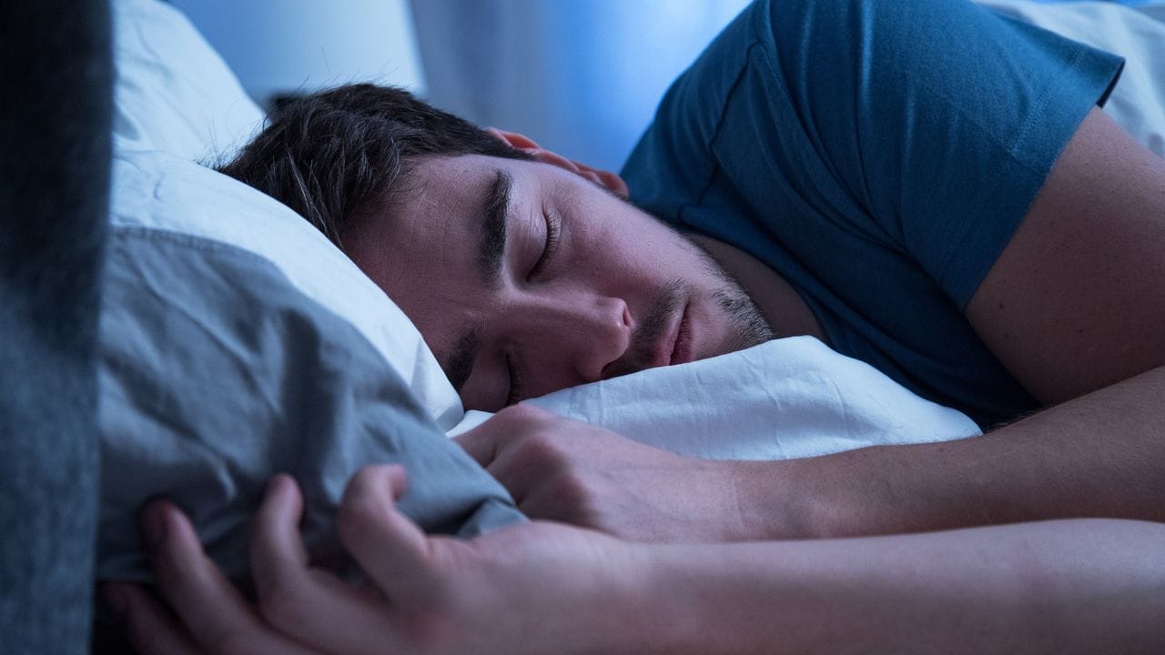 Damit Körper und Geist fit bleiben, sind sieben bis acht Stunden Schlaf in der Nacht empfehlenswert.