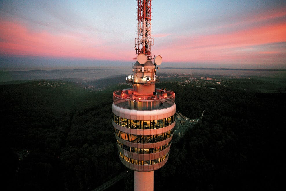 Der Fernsehturm im Abendlicht (Archivbild): Heute vor 65 Jahren wurde er eingeweiht. Er gilt als weltweit erster Fernsehturm aus Stahlbeton.