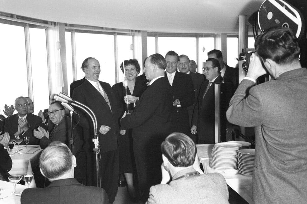 Die Einweihung des Fernsehturms im Jahr 1956 (Archivbild): Oberbürgermeister Arnulf Klett (rechts) freut sich nach einer Bauzeit von 20 Monaten.