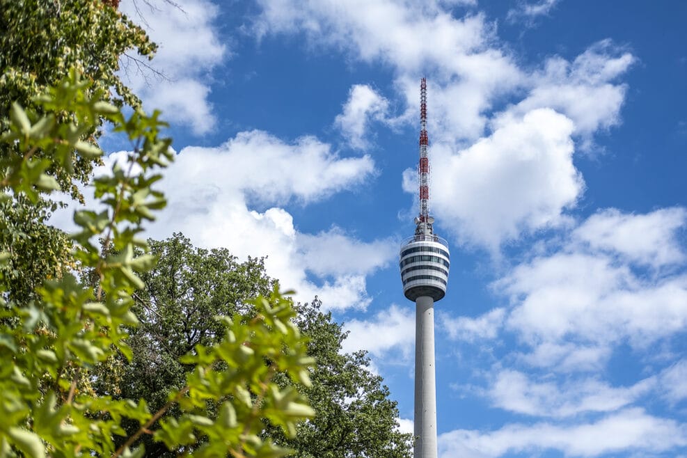 Der Turm vor blauem Himmel (Archivbild): Heute dient er mit einem Restaurant und einer Aussichtsplattform hauptsächlich als Touristen-Attraktion.
