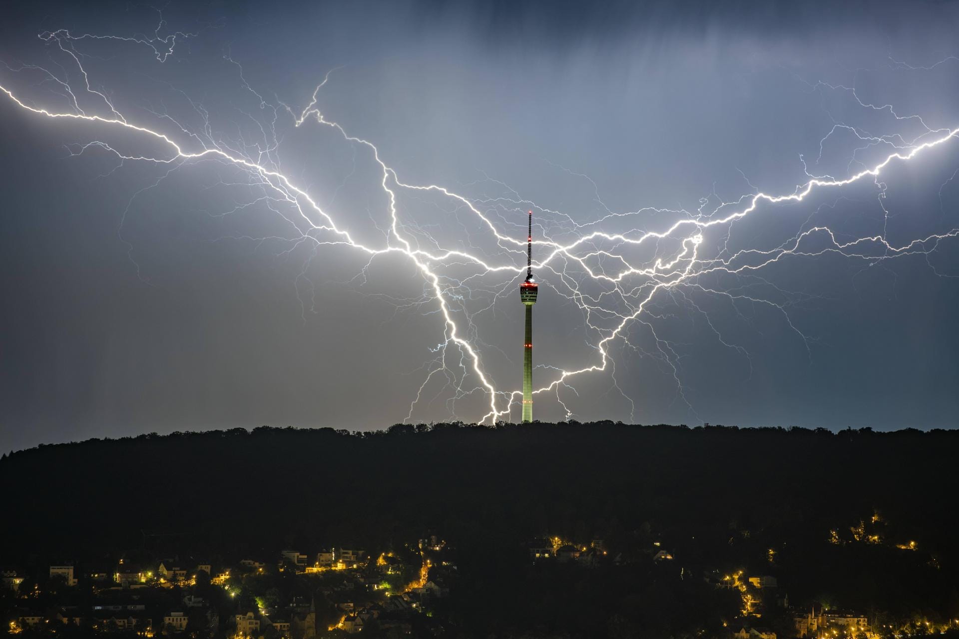 Stuttgart bei Unwetter (Archivbild): Der Fernsehturm hält jedem Wetter stand. Seit 1986 ist er in das Denkmalbuch der Stadt eingetragen.