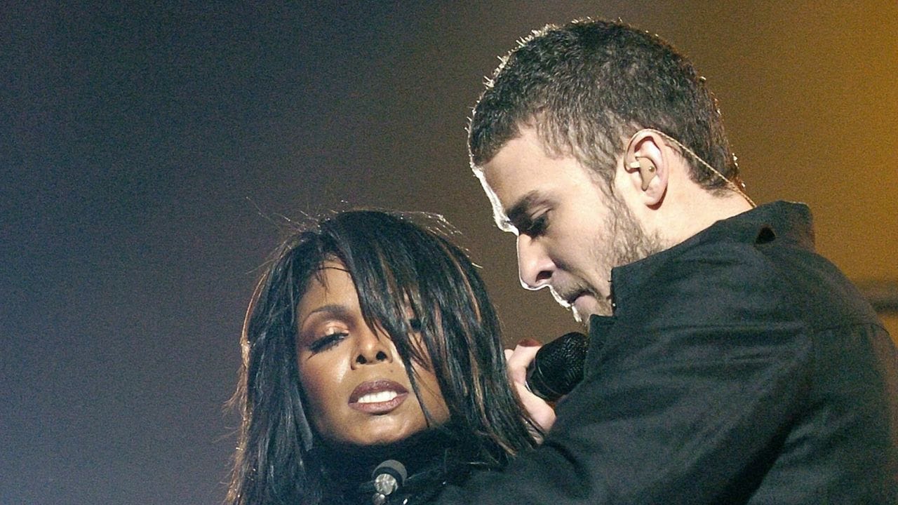 Justin Timberlake bedeckt während eines Halbzeitauftritt beim Super Bowl die Brust von Janet Jackson, die er entblößt hatte - die Handlung sorgte für einen Eklat mit dem Namen "Nipplegate".