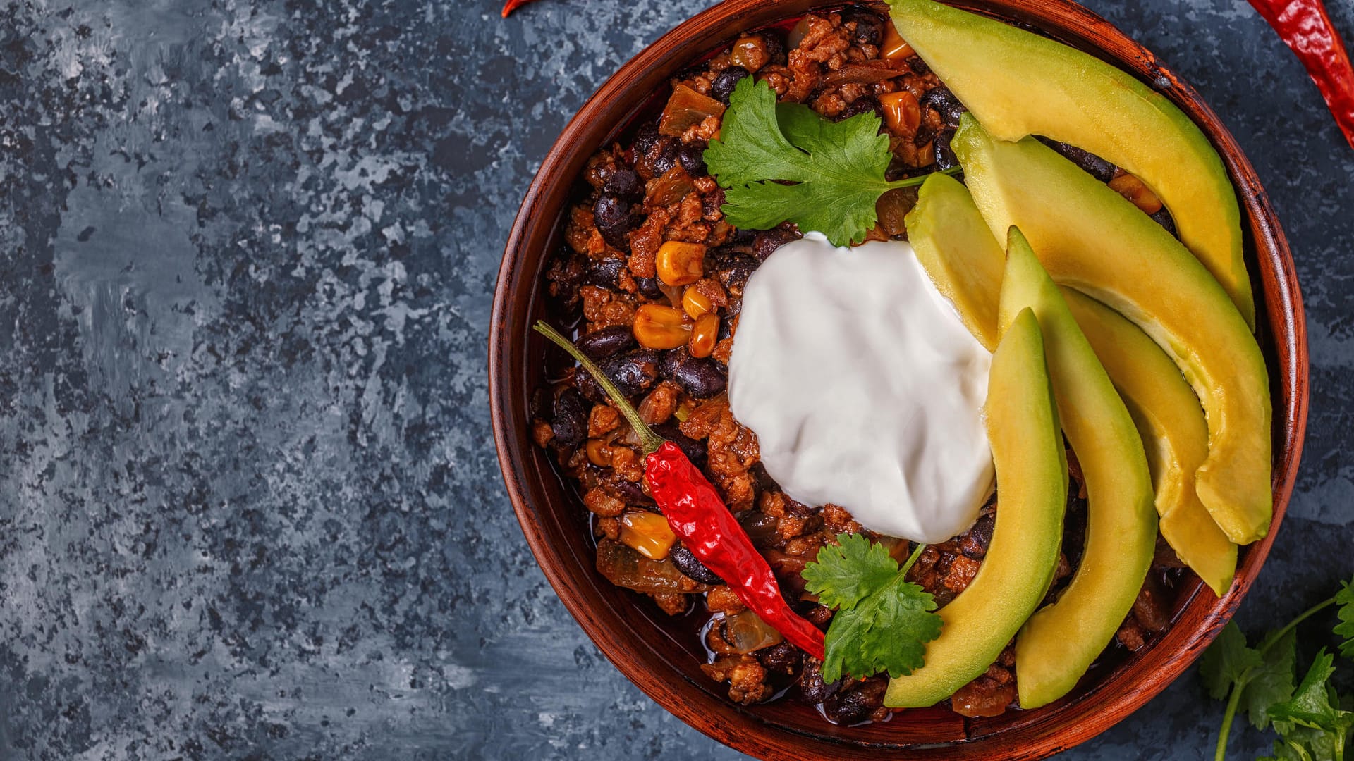 Chili con Carne: Bestimmte Beigaben können die Schärfe des Gerichts abmildern.