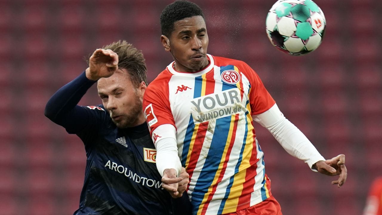 Der Mainzer Leandro Barreiro (r) und der Berliner Marcus Ingvartsen kämpfen um den Ball. Der Mainzer Leandro Barreiro (r) und der Berliner Marcus Ingvartsen kämpfen um den Ball.