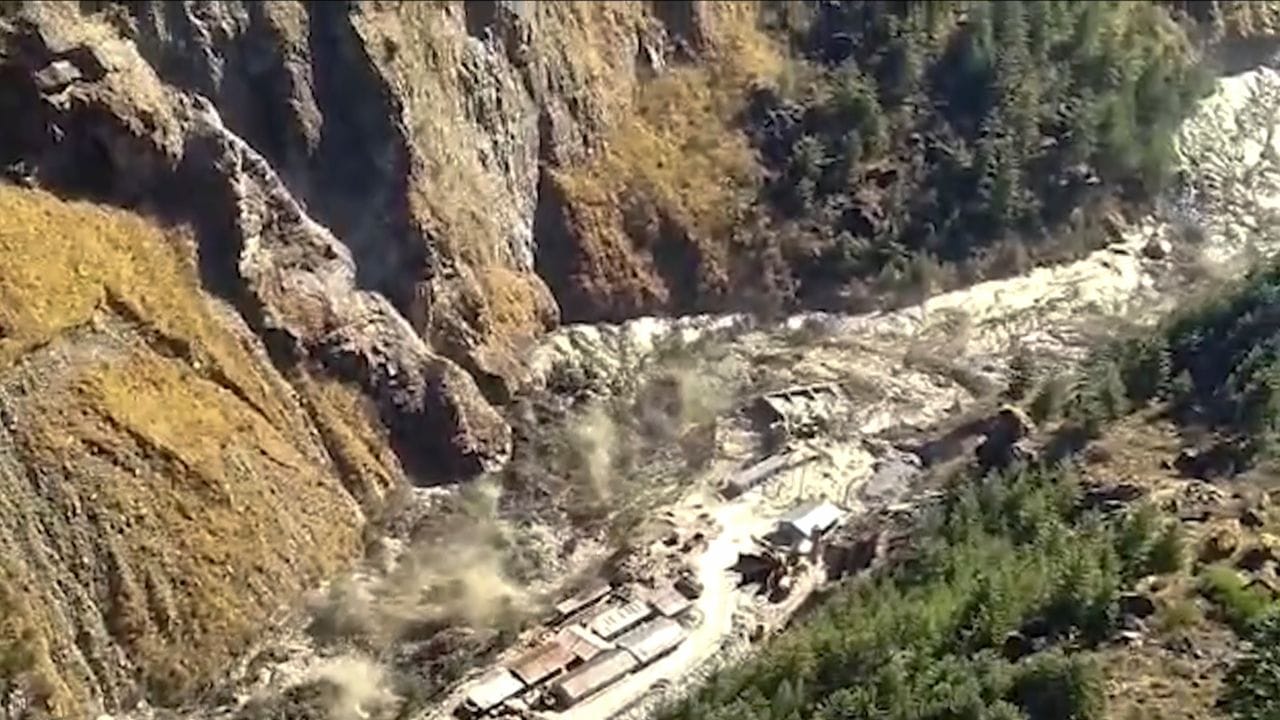 Ein Teil des Nanda-Devi-Gletschers ist abgebrochen und in den Fluss gefallen.