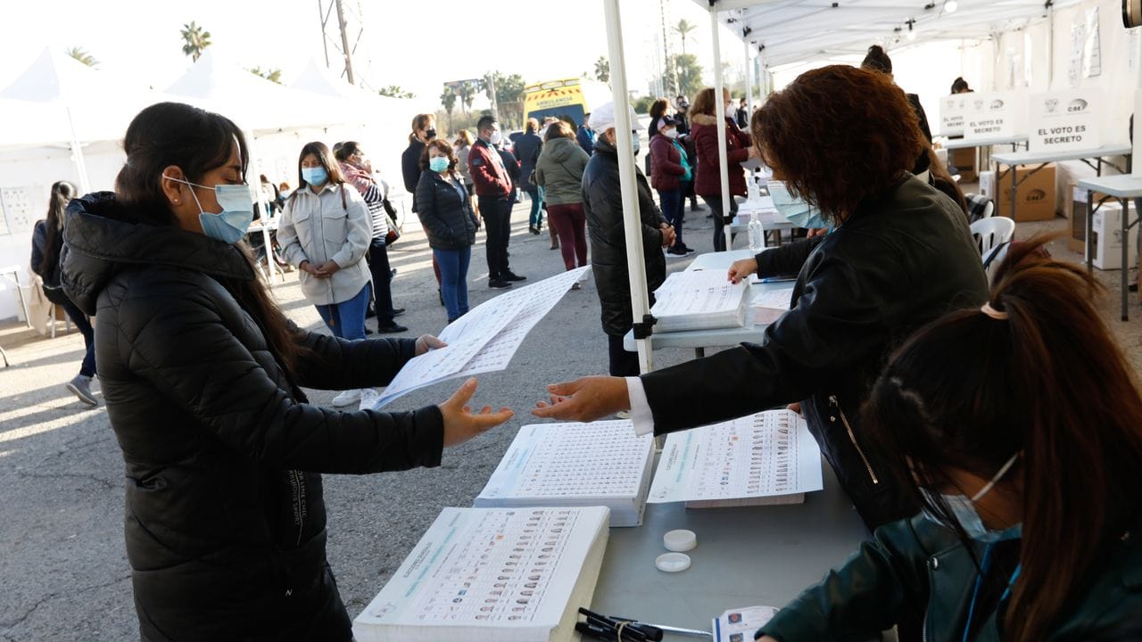 In Spanien lebende Ecudorianer geben im spanischen Murcia ihre Stimmen für die Präsidentenwahl ab.