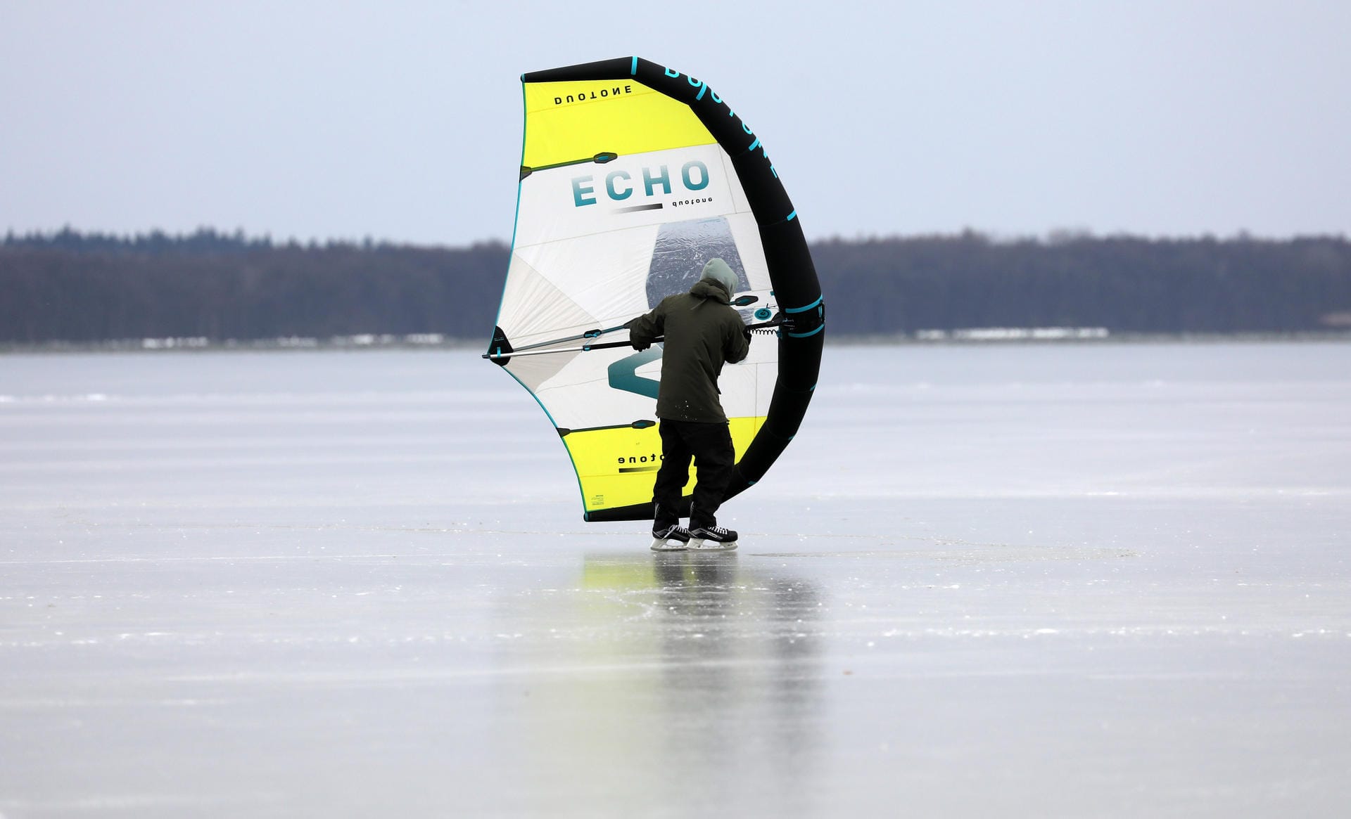 Ein Schlittschuhläufer ist mit einem Wing (Segel) auf dem Kölpinsee unterwegs: Der außergewöhnlich flache See ist als einer der ersten der Mecklenburgischen Seenplatte zugefroren. Experten warnen allerdings vielerorts davor, Eisflächen zu betreten.