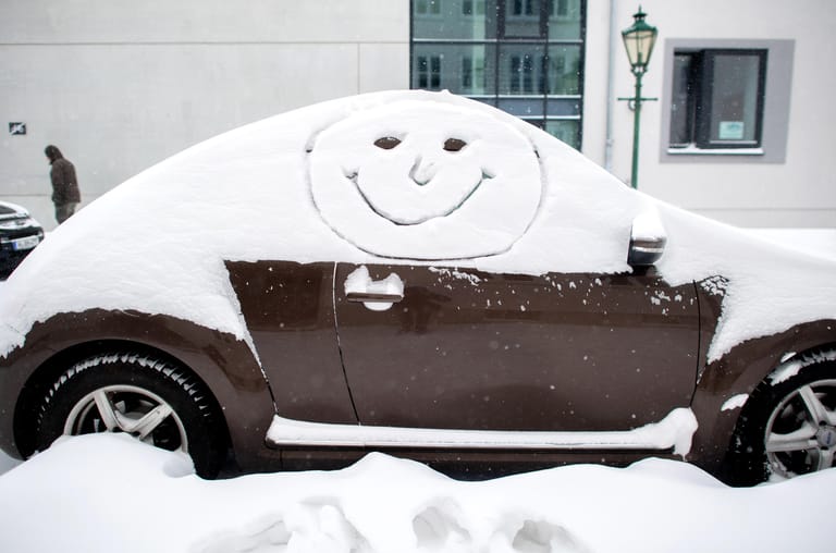 Eine dicke Schneeschicht bedeckt ein geparktes Auto im Stadtzentrum von Hannover: Verkehrsminister Andreas Scheuer riet den vom Schneechaos betroffenen Menschen, am Wochenbeginn besser zu Hause zu bleiben.