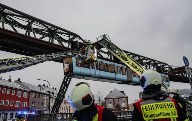 Die Feuerwehr musste mit einer Drehleiter Fahrgäste aus einem Wagen der Schwebebahn in Wuppertal befreien: Die Bahn war wegen des eisigen Wetters stehen geblieben, alle Fahrgäste blieben unverletzt.