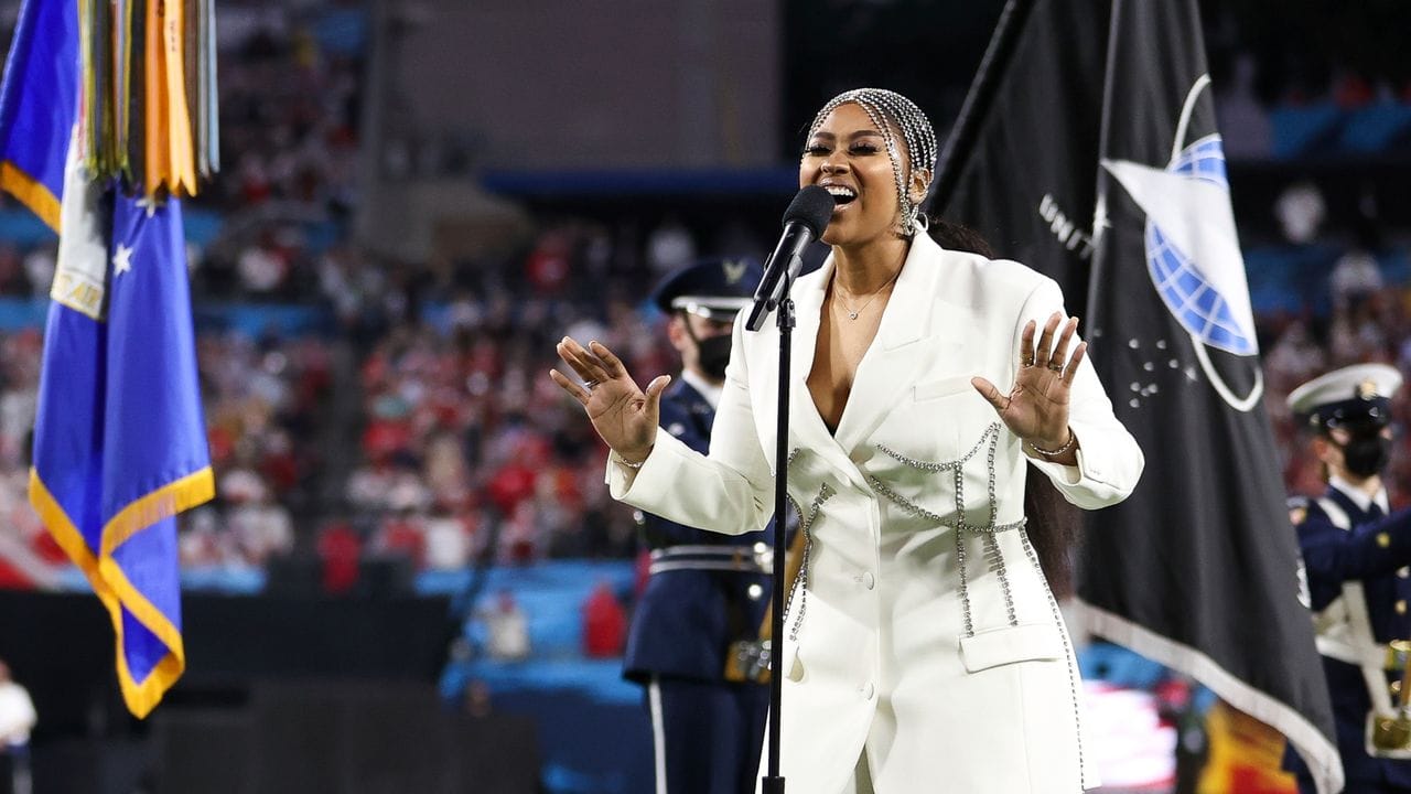 Die Sängerin Jazmine Sullivan sang die Nationalhymne der USA vor dem Spiel.