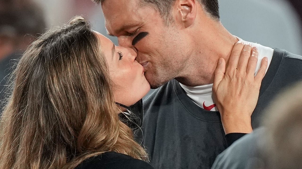 Tom Brady küsst seine Frau Gisele Bündchen nach dem Sieg seines Teams.