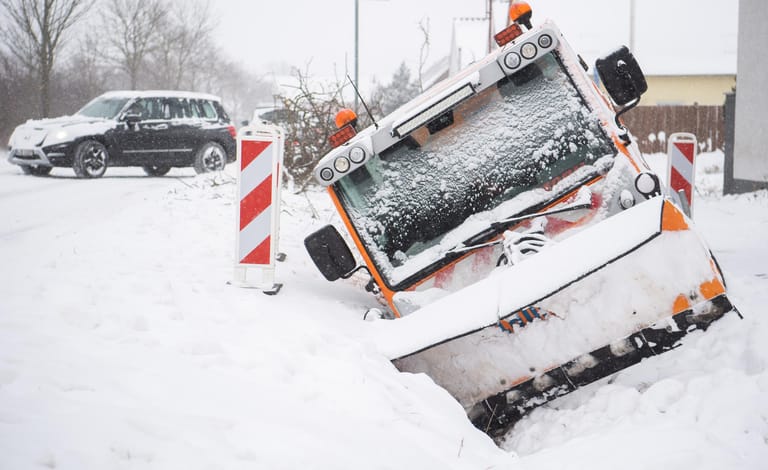 Ein verunfalltes Räumfahrzeug liegt in Ingeln-Oesselse in Niedersachsen in einem Straßengraben: Der heftige Wintereinbruch brachte die Räumdienste vielerorts an ihre Grenzen.