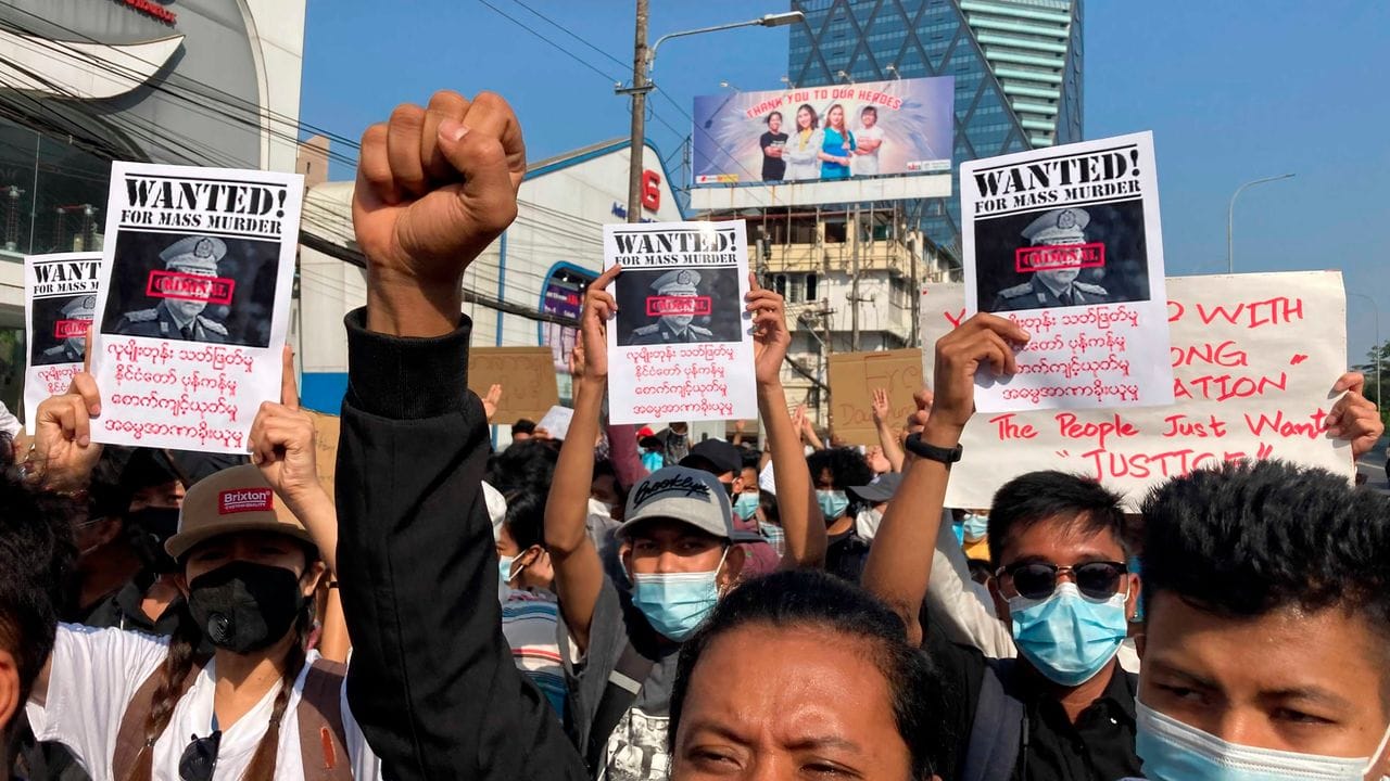 Auch in der Stadt Yangon protestieren Menschen gegen den Militärputsch in Myanmar.