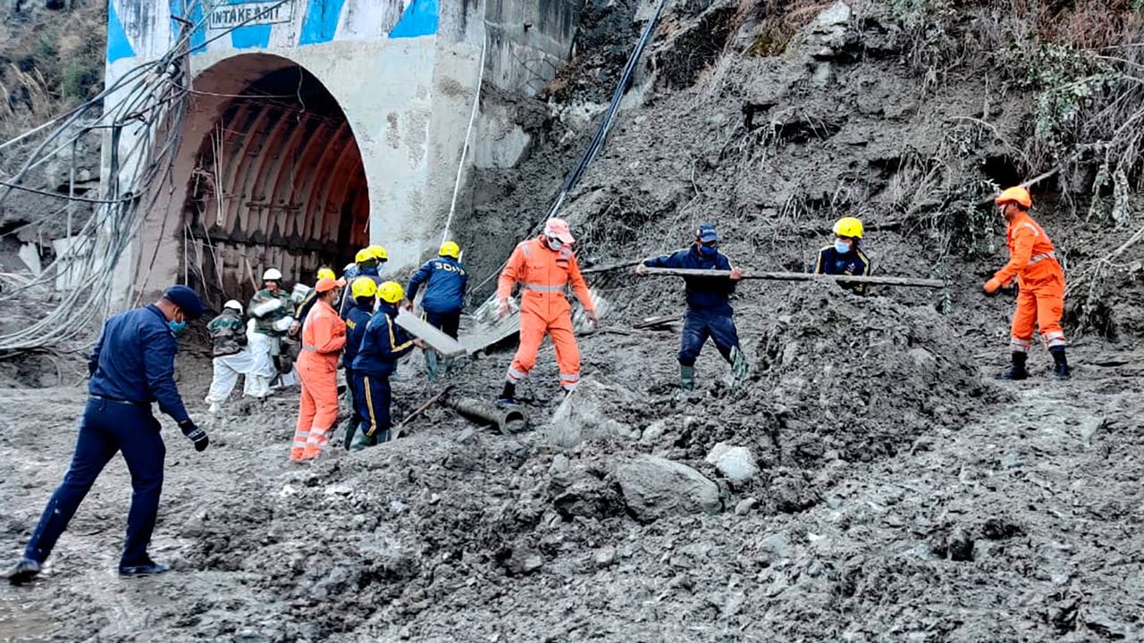 Einsatzkräfte bei der Rettung von Arbeitern an einem der Wasserkraftwerke im indischen Reni.