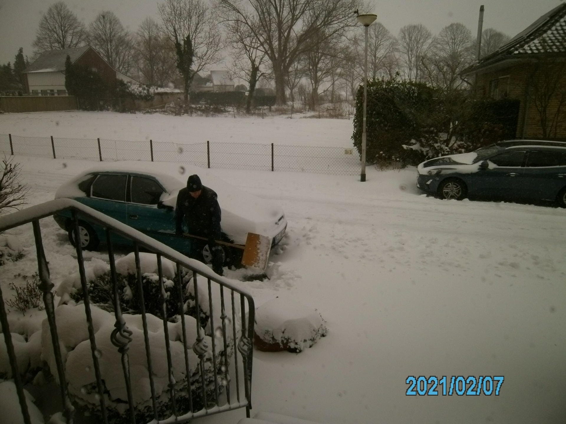 Bei Bernd Katemann vor dem Haus musste am Sonntag ordentlich Schnee geschippt werden.
