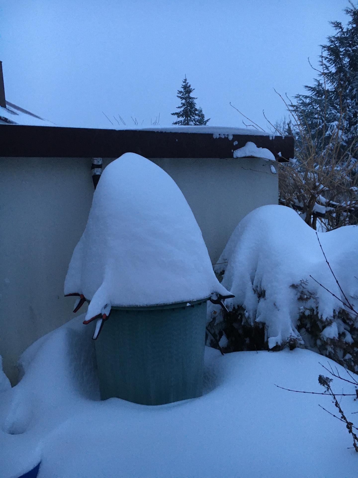 Im Garten von Roland Zober in Langenbogen in Sachsen-Anhalt, hat der Schnee diese Tonne mit einem Winterzuckerhut verziert.