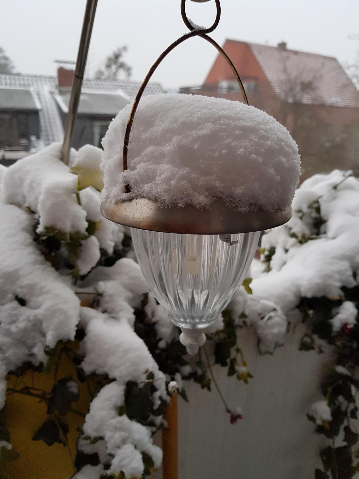 Dieses Foto hat eine t-online-Leserin auf ihrem Balkon in Oldenburg aufgenommen. Auch wenn sie nicht im Schnee versunken ist, so ist der Wintereinbruch für sie doch etwas Besonderes: "Es wurde weniger Schnee wie angekündigt aber genug Schnee, um dieses Foto zu machen. Für uns Nordwestdeutsche ist das ja schon sehr viel."