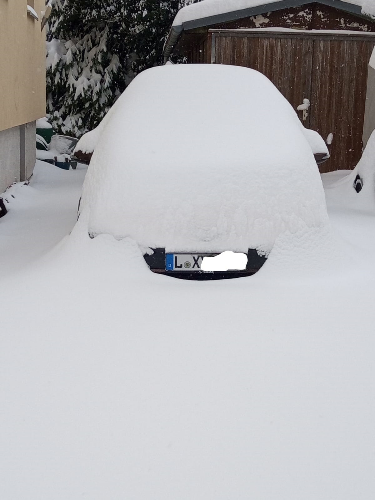 Na, was steckt denn unter diesem weißen Haufen? Thomas Heyn hat erstmal gut zu tun, bevor er sich wieder mit seinem Auto in Bewegung setzen kann.