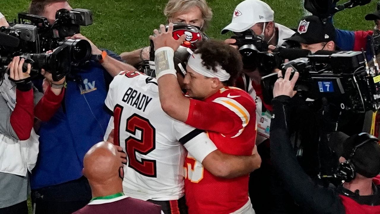 Nach dem Spiel gratulierte Chiefs-Quarterback Patrick Mahomes (r) fair Tom Brady.