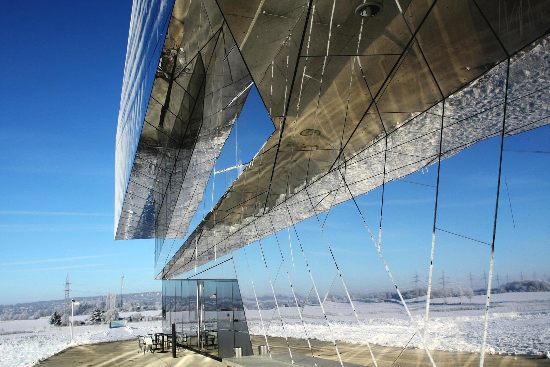 Das Fassade des Forschungsmuseums bei Schöningen spiegelt die extreme Winterzeit in der Region im Landkreis Helmstedt. Das schreibt uns Leser Alfred Gogolin.