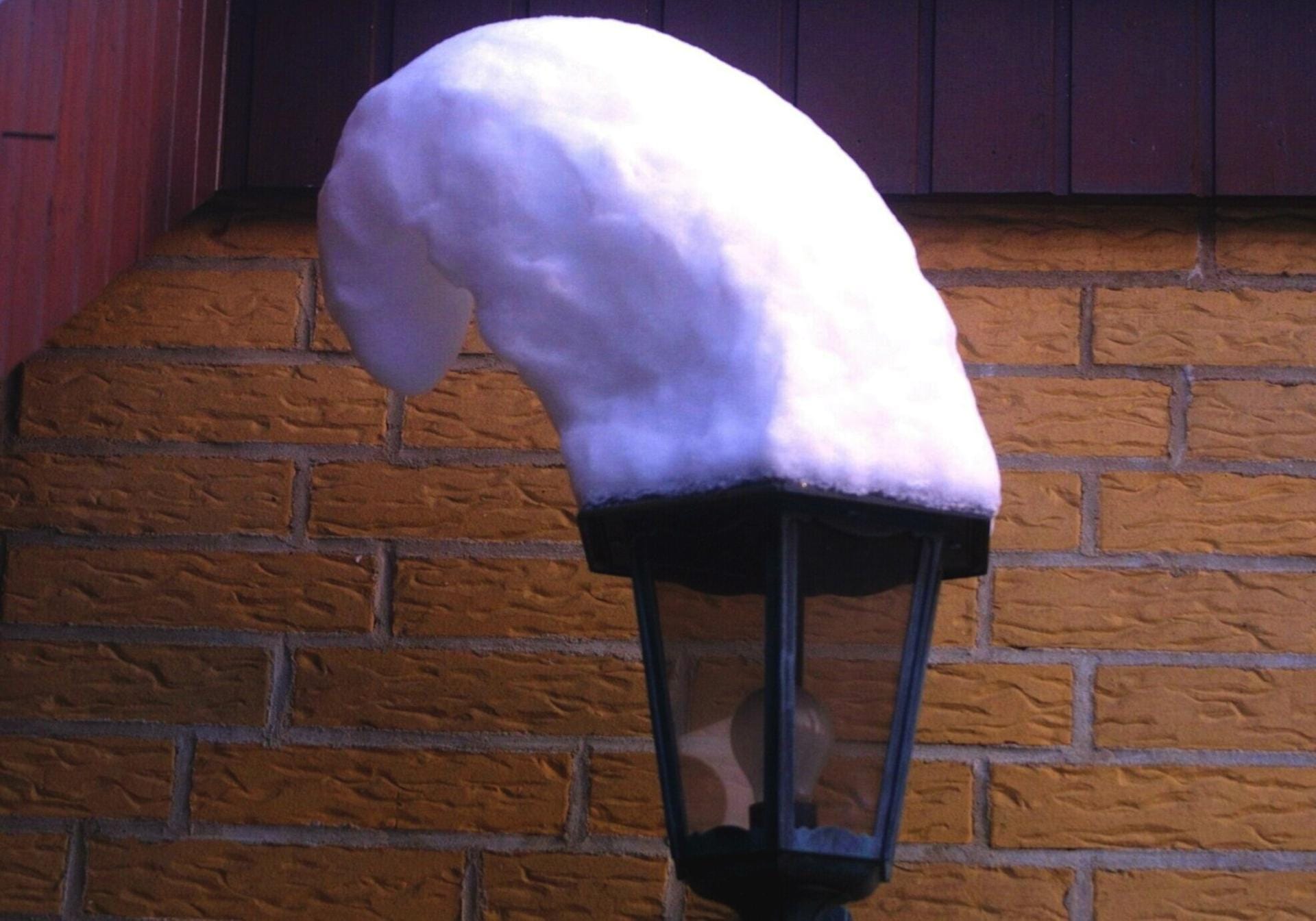 Diese Schneemütze hat der Winter über Nacht auf eine Laterne gezaubert. Alfred Gogolin hat sie entdeckt und gleich festgehalten.